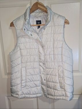GAP Quilted Herringbone Puffer Vest - Light Gray & Cream